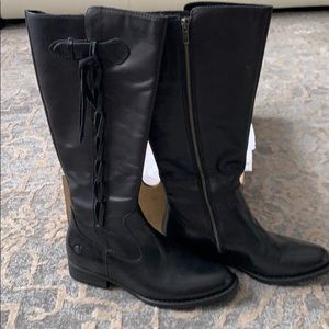 Good quality leather women shoes..1 size bigger.